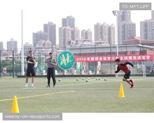 足球学院完善青训守门员的年龄段训练与评估标准,足球守门员基础训练 足球学院完善青训守门员的年龄段训练与评估标准,足球守门员基础训练